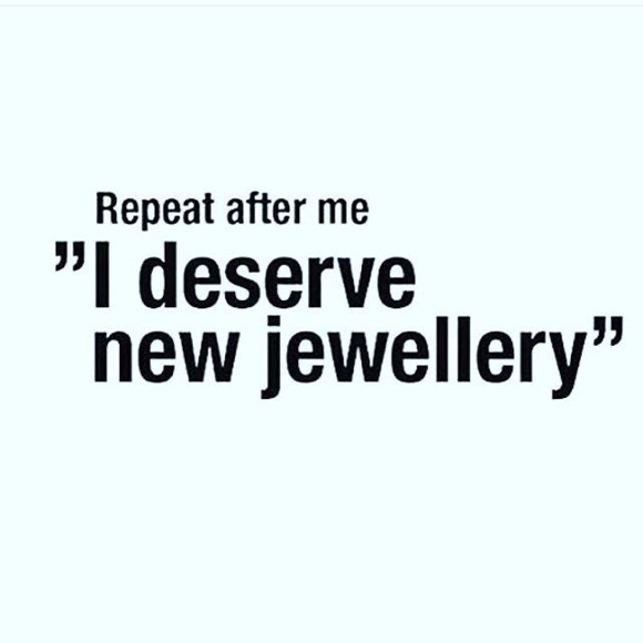 ✅Beautiful Crystal & Gold Necklace - Picture 9 of 16